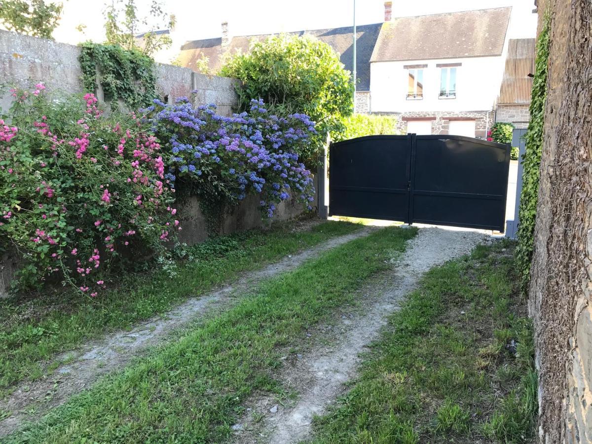 Hébergements situés à 6 kms du Mont Saint Michel Tanis Esterno foto